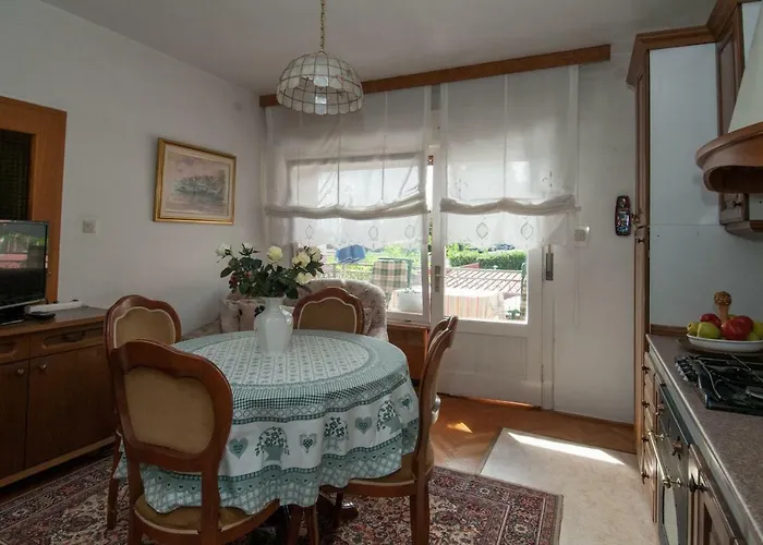 Nives Apartamento Lovran